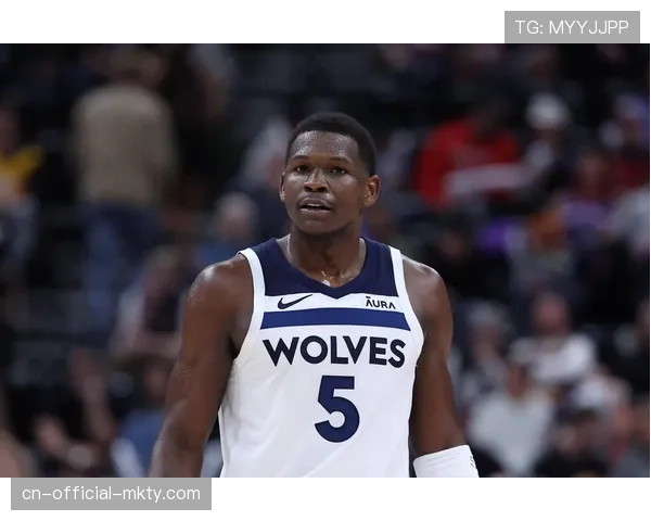 森林狼球迷赛中质疑湖人12号身份，爱德华兹赛后回应引发关注