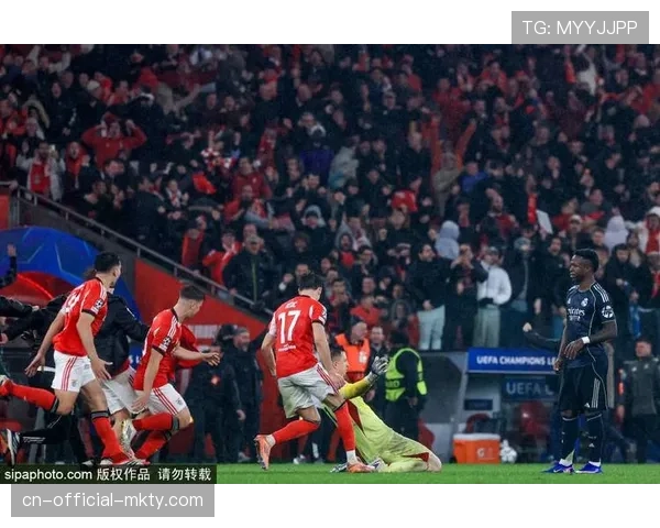 皇马楚阿梅尼防守覆盖：后腰位置拦截与出球平衡