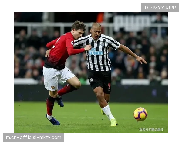 曼联边路传中质量低下，面对纽卡五后卫缺乏有效进攻宽度